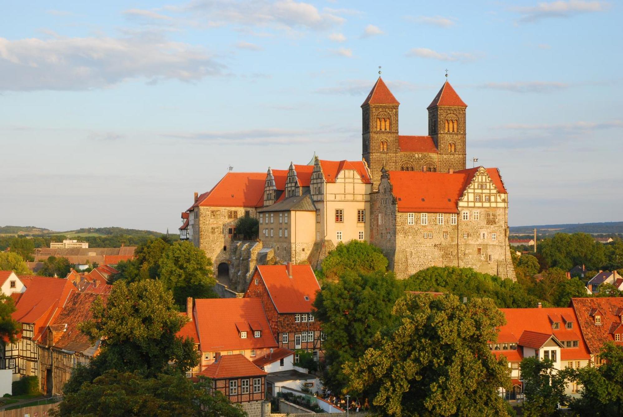 Hotel Domschatz เควดลินบวร์ก ภายนอก รูปภาพ