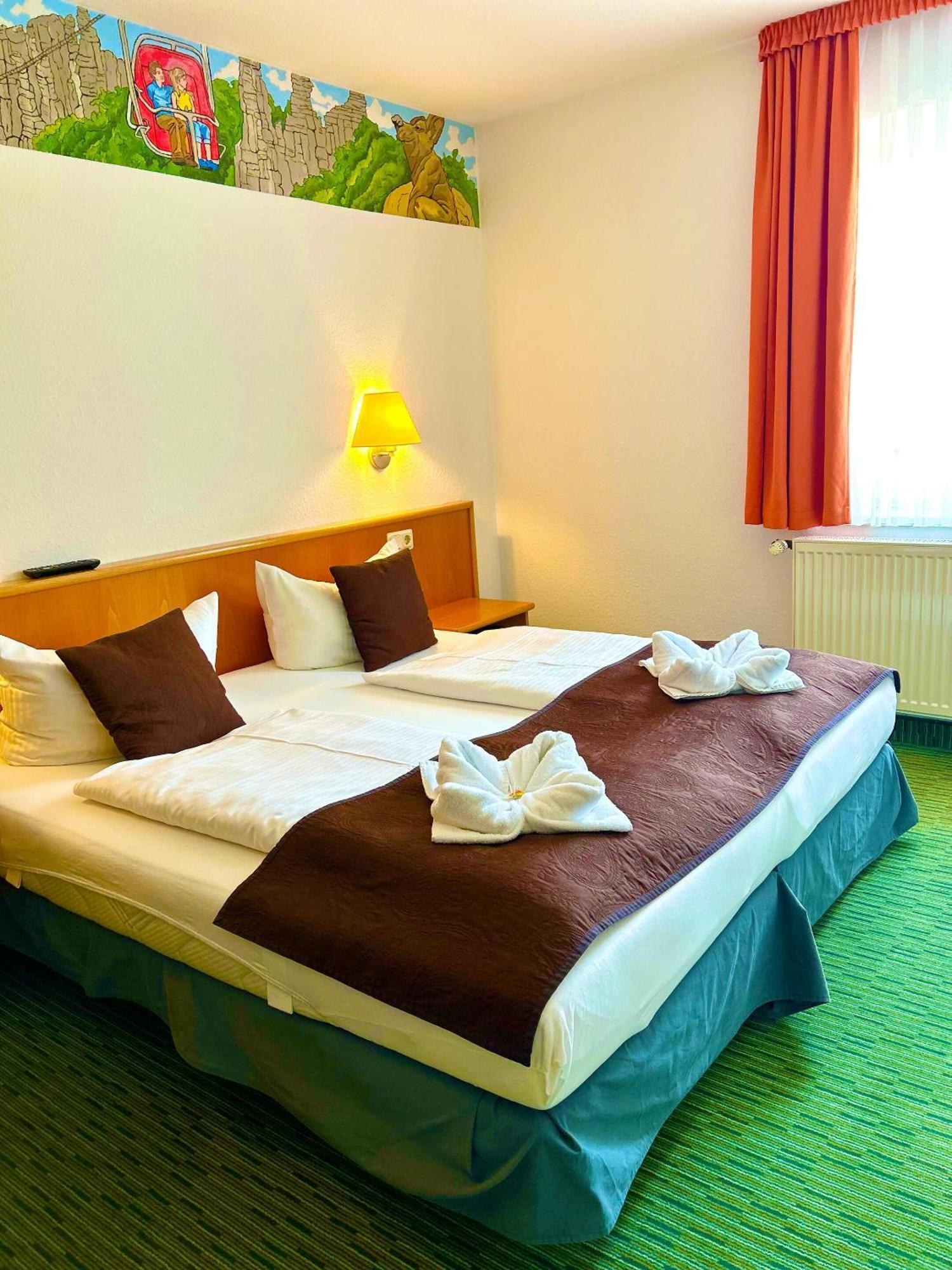 Hotel Domschatz เควดลินบวร์ก ภายนอก รูปภาพ