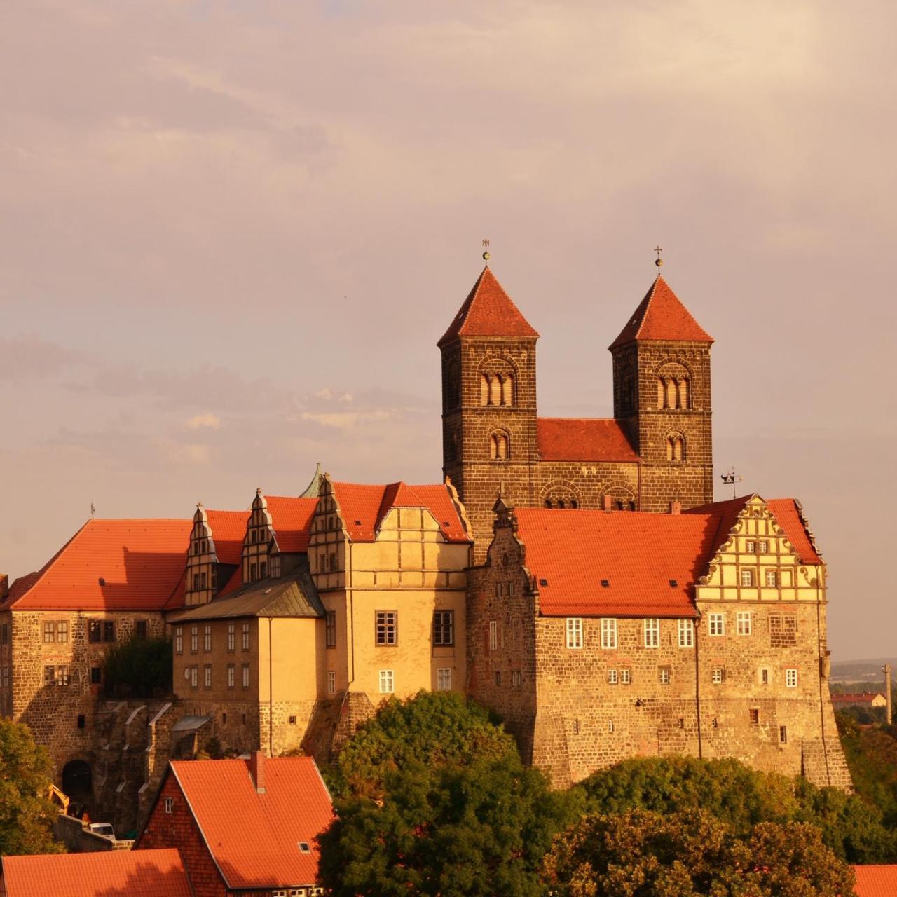 Hotel Domschatz เควดลินบวร์ก ภายนอก รูปภาพ